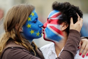 V 24 urah 700.000 podpisov peticije za preklic brexita; portal britanskega parlamenta ne prenese navala