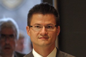 Poslanca SMC Božič in Ferluga zaradi Luke Koper zamrznila članstvo v stranki