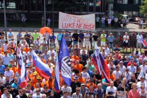 Pred Luko Koper nagačen jazbec v kletki in sporočilo delavcev: "Jazbec! Uničil si hotele, Luke ne boš"