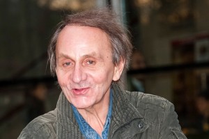 Protestniki, ki spominjajo na rumene jopiče, so junaki novega Houellebecqovega romana