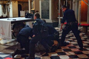 Zaskrbljujoča statistika: Letos napadli že stotino policistov 