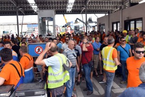 Luka Koper: delavci blokirali vhod v pristanišče; SDH umaknil predlog za menjavo nadzornikov