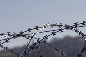 Avstrijci se pripravljajo, da bodo migrante pričakali z ograjo na meji s Slovenijo