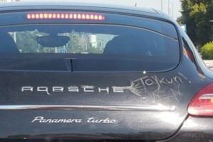 »Tajkun Oven« kriči popraskana pločevina prestižnega porscheja Edvarda Ovna