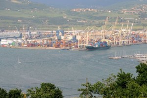 Blokada koprskega pristanišča gre v tretji dan, škoda vse večja