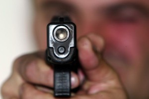 Ubil ženo in njeno prijateljico, nato streljal po gostih lokala: pet mrtvih in več kot 20 ranjenih 