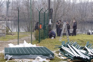 Po sledi milijonov evrov, ki gredo za postavljanje panelne ograje na meji