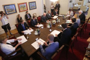 Cerar se je le usedel za mizo z Janšo, pri Pahorju razpravljata o posledicah brexita
