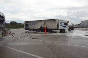 Pri trčenju tovornjakov se je poškodoval sod z nevarnimi snovmi