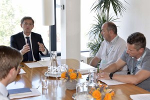 Predstavniki delavcev pri Cerarju, pred vlado pa so ga delavci pozivali k odstopu