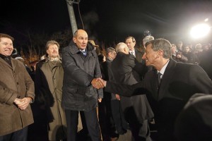 To je hinavski Borut Pahor, ki se prilizuje desnici in dela za levico!