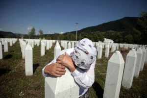 V Srebrenici tisoči v poklon žrtvam genocida