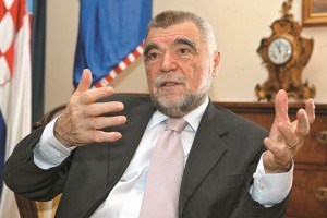 Nekdanji hrvaški predsednik Mesić bo kandidiral na parlamentarnih volitvah