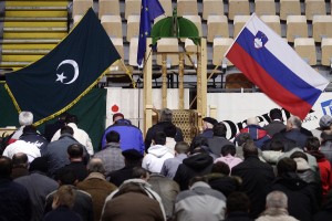 V EU muslimani po nepriljubljenosti dohiteli Rome