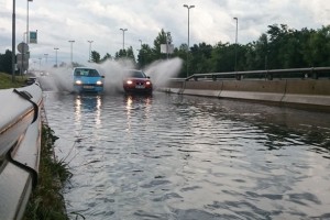Ponoči veter in toča uničevala strehe, meteorna voda poplavila hiše in ceste