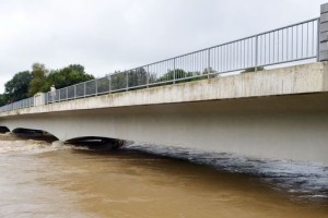 Mura narašča in se razliva znotraj protipoplavnih nasipov