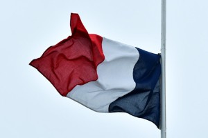 V Franciji po napadu v Nici razglasili tridnevno žalovanje