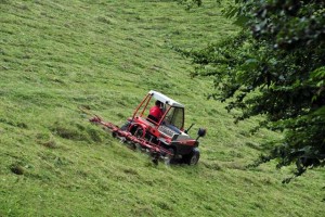 Smrt traktorista: traktor zapeljal s ceste in se večkrat prevrnil