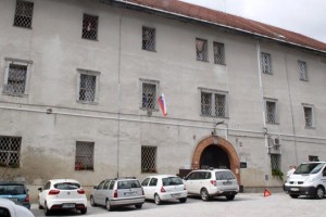 Mama umorjene deklice vendarle ni na psihiatriji, ampak v priporu na Igu