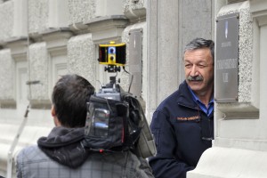 V javni upravi k plači še 81 odstotkov dodatkov