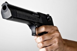 Še dobro, da je na policiste streljal le z zračno pištolo - doma je imel tudi pravo orožje