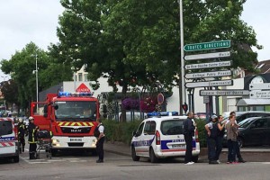 Srhljivo: Islamska terorista sta prerezala vrat duhovniku, preden ju je ubila policija