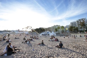 Zaradi terorizma so na plažah v Cannesu prepovedali velike torbe