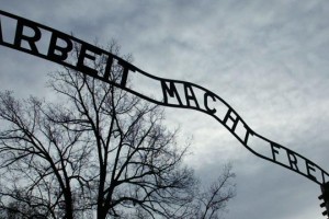 Papež se bo poklonil žrtvam Auschwitza