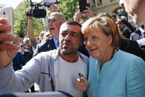 Merklova kljub napadom neomajna, begunske politike ne bo spremenila 