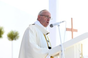 Papež z veliko mašo za 2,5 milijona vernikov končal obisk Poljske