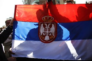 Srbi besni zaradi sežiga srbske zastave v Kninu 