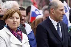 Janez Janša in Ljudmila Novak se končno strinjata: ukinite Majo Sunčič!