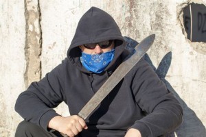 Ob krikih "Allahu Akbar!" z mačeto nad policistki 