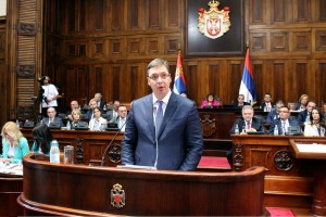 Opozicija pred srbsko skupščino zmerjala ministre in poslance Vučićeve vladne večine