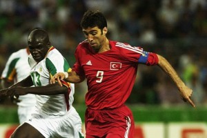 V Turčiji zaradi puča preganjajo tudi legendarnega nogometaša Hakana Sükürja 
