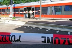 Moški na švicarskem vlaku zanetil požar in z nožem oklal šest ljudi