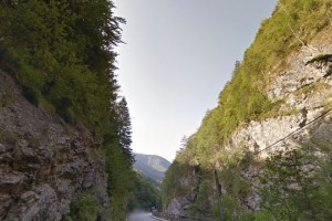 V Kokri skala zmečkala avto; voznik poškodovan
