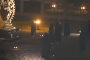 Bizaren posnetek "človeškega žrtvovanja" sprožil preplah v Cernu