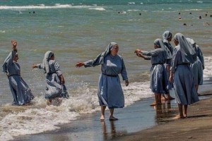 Imam iz Firenc objavil fotografijo nun na plaži: Tudi kristjani si zakrivajo telo