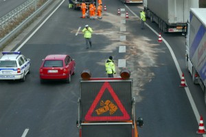 Nova smrt na primorski avtocesti: trčila dva tovornjaka, eden zdrsel s ceste v globino