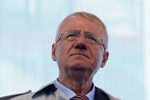 Šešelj dobil diplomatski potni list in gre v Zagreb izzivat Hrvate