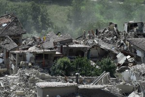 Strahovit potres v Italiji terjal najmanj 120 življenj