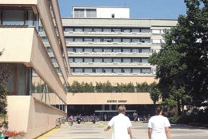 Kako varne so bolnišnice? V UKC Ljubljana moški grozil, da se bo razstrelil