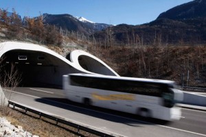 Na dolenjski avtocesti zagorel bolgarski avtobus s 45 potniki
