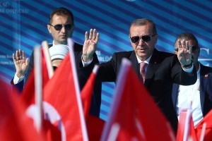 Erdogan miri Turke: Če imajo oni dolar, imamo mi Alaha!