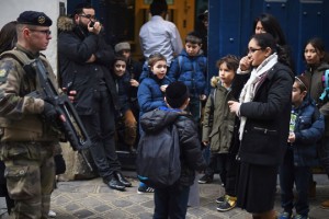 Vojaki in policisti pred šolami zaznamujejo prvi šolski dan v Franciji