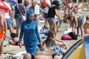 V Grenoblu prepovedali burkini na kopališčih