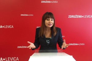 Violeta Tomič spet dela sramoto Levici in poslanskemu poklicu: anticepilcem zagotavlja, da nasprotuje cepljenju proti covidu