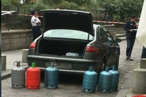 Blizu katedrale Notre Dame v Parizu odkrili vozilo s plinskimi jeklenkami
