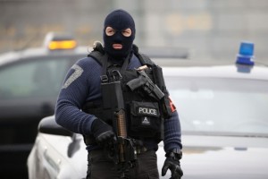 Ilegalni migrant iz Maroka z nožem napadel policista 